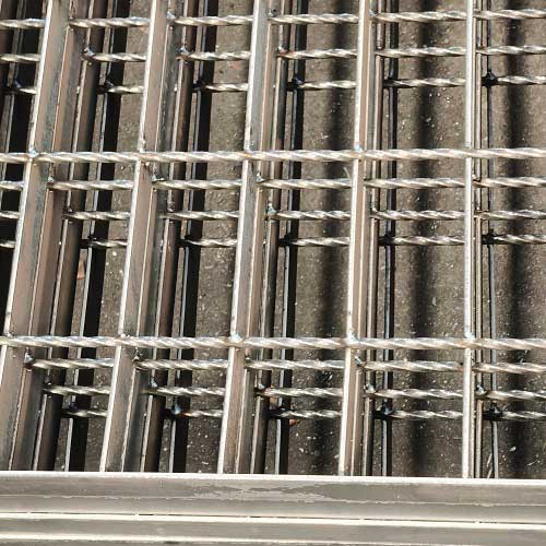 壓鎖鋼格柵鋼格板的制造流程與技術解析