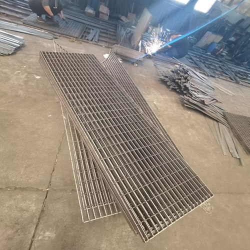 市政道路鋼格柵系統：現代城市排水的工程典范